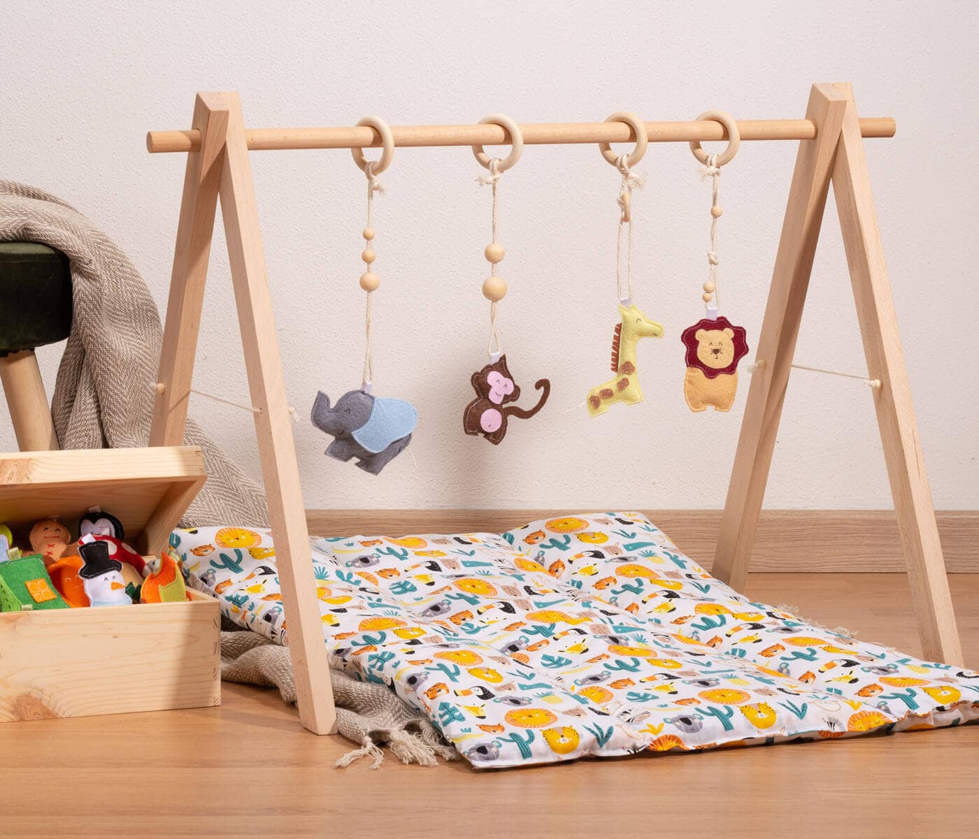 Cerchi un idea regalo per un neonato? Una palestrina in legno!
