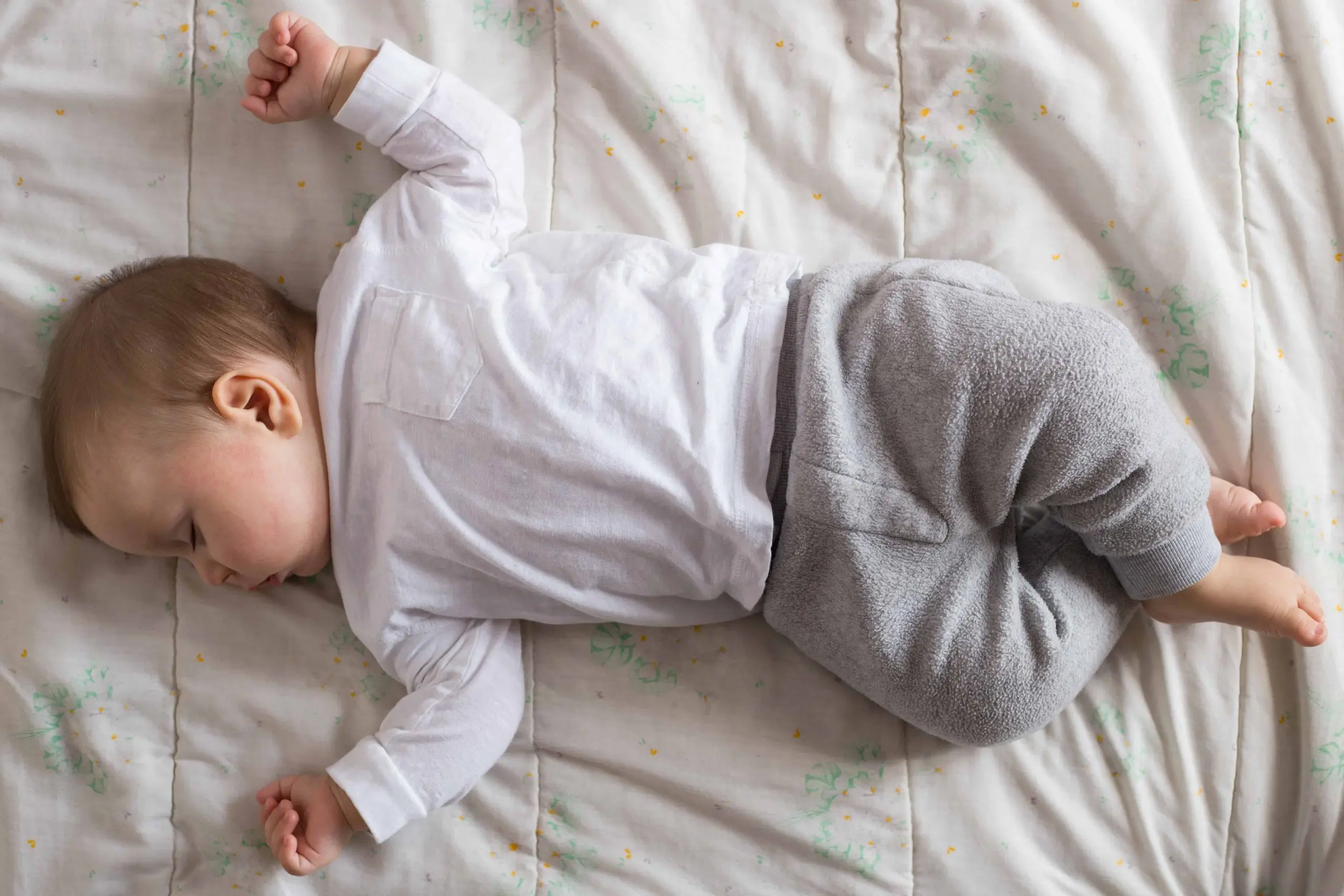 Neonato non dorme: soluzioni pratiche da adottare subito
