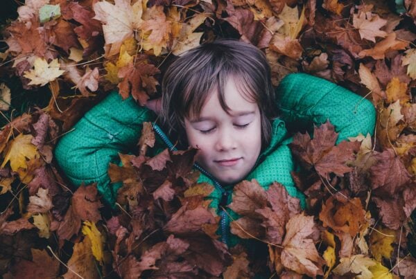bambino rilassato tra le foglie