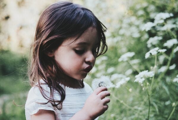 bambina con fiori