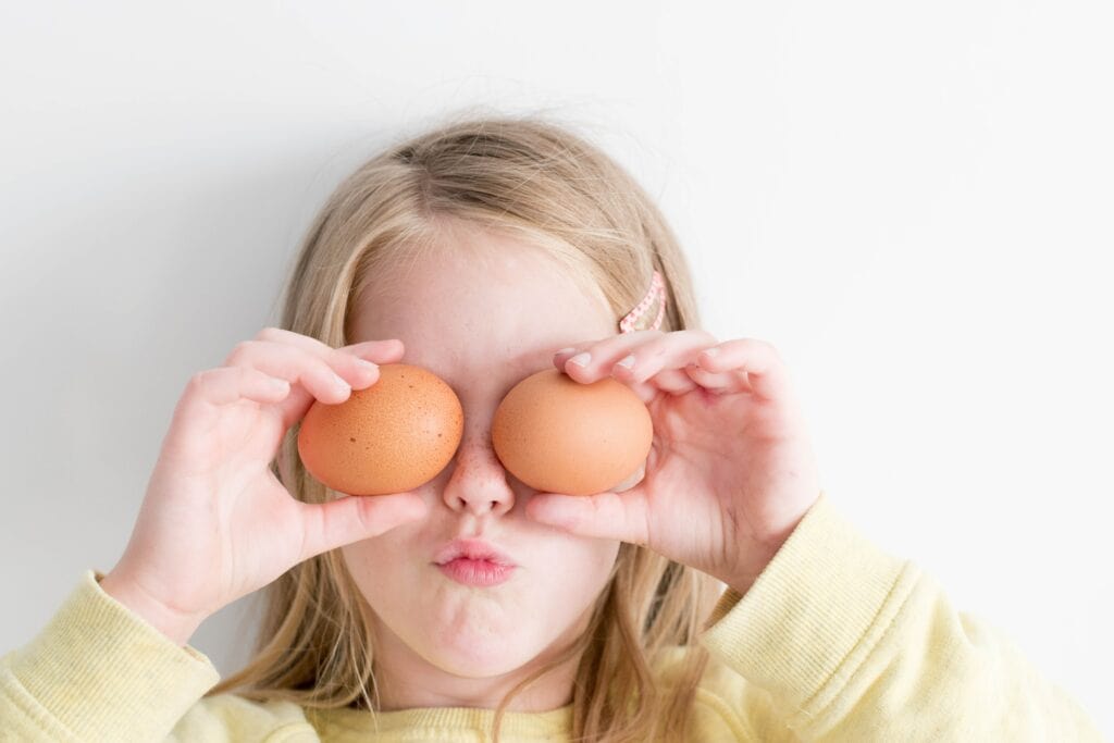 bambina con due uova