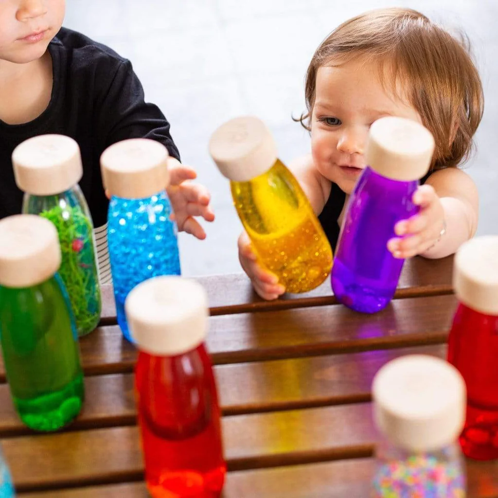 Bottiglie sensoriali Montessori, che cosa sono e come funzionano